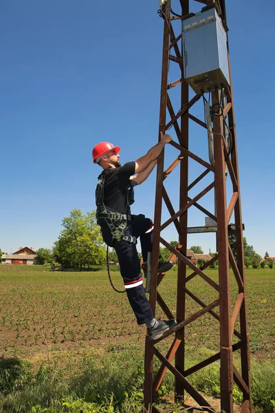 Electricista Casco Rojo Está Subiendo Poste Energía — Foto de Stock