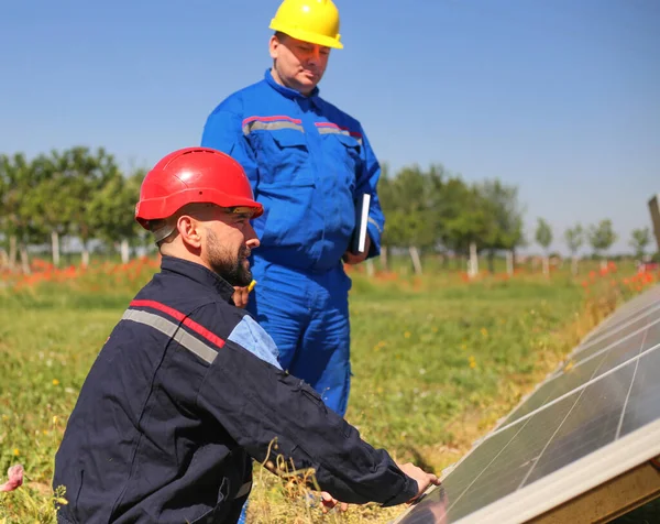 Zielona Energia Dwóch Techników Steruje Panelami Słonecznymi — Zdjęcie stockowe