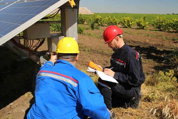 Dos Electricistas Controlan Panel Solar — Foto de Stock