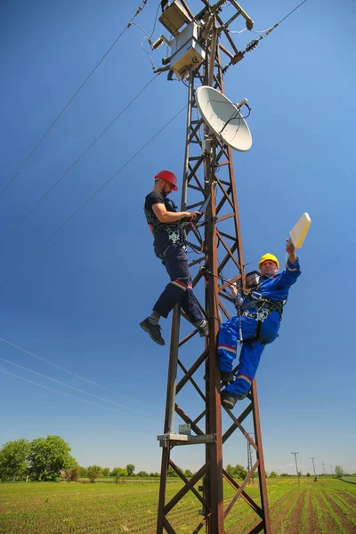 Zwei Elektriker Installieren Telekommunikationsantennensystem — Stockfoto