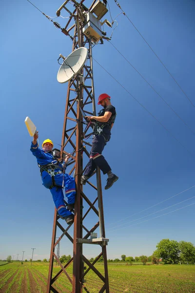 Zwei Techniker Installieren Telekommunikationsantennenanlage — Stockfoto