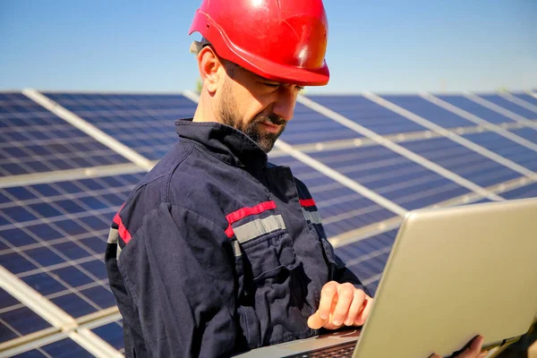 Electricista Casco Rojo Portátil Planta Energía Solar — Foto de Stock