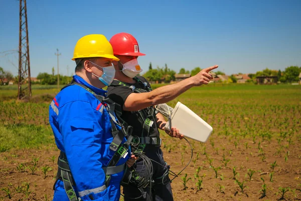 Dos Trabajadores Con Máscaras Controlan Antena Pandemia Covid — Foto de Stock