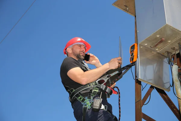 Electricianon Poste Con Multímetro Ordenador Portátil Hacen Llamada — Foto de Stock