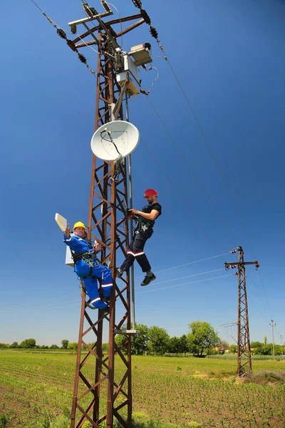 Zwei Elektriker Routenverbesserung Mit Richtantennen — Stockfoto