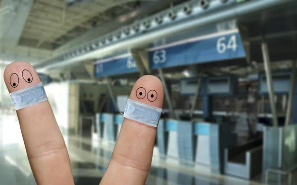 Двоє Пальців Обличчя Масками Перетинають Соціальну Відстань Аеропорту Прихований Спалах — стокове фото