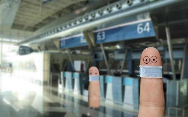 Двоє Пальців Обличчя Масками Перетинають Соціальну Відстань Аеропорту — стокове фото