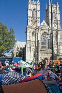 Londra, İngiltere - 27 Nisan 2011: Royal Wedding meraklıları kampı Westminster Abbey 'nin caddesinde Prens William ve Kate Middleton' ın Kraliyet Düğünü 'nü iyi görebilmeyi umuyor.