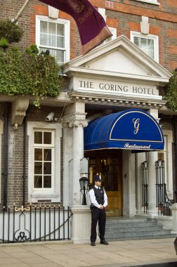 Londra, İngiltere - 27 Nisan 2011: Belgravia, Londra 'da Goring Hotel' i koruyan bir polis memuru. Kate Middleton, Prens William 'la evlenmeden önce bekar bir kadın olarak son gecesini burada geçirecek.. 