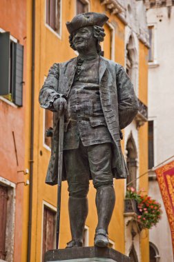 Büyük İtalyan oyun yazarı ve söz yazarı Carlo Goldoni 'nin heykeli (1707 - 1793). Yüzlerce yıl halk önünde Venedik, İtalya 'daki bir meydanda sergilendi..
