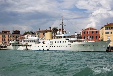 Venedik, İtalya - 9 Haziran 2011: Marala yatı 1931 yılında Montague Napier için inşa edilmiştir. İlk sahibi, uçak üreticisi Sör Richard Fairey 'di. Venedik, Arsenale 'de demirlemiş.