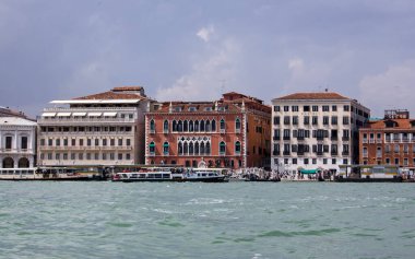 Venedik, İtalya - 9 Haziran 2011: Danieli 'nin ünlü otelleri St Mark' s Havzası 'ndan ve İtalya' nın Venedik kentindeki Excelsior. İtalya ekonomisi mücadele ederken, turizm geliri hiç olmadığı kadar önemli.. 