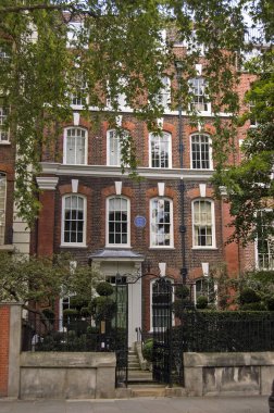 George Eliot (Mary Ann Cross nee Evans) (1819 - 1880) olarak bilinen yazar, Londra 'nın Chelsea kentindeki Gürcistan' da yaşıyordu..