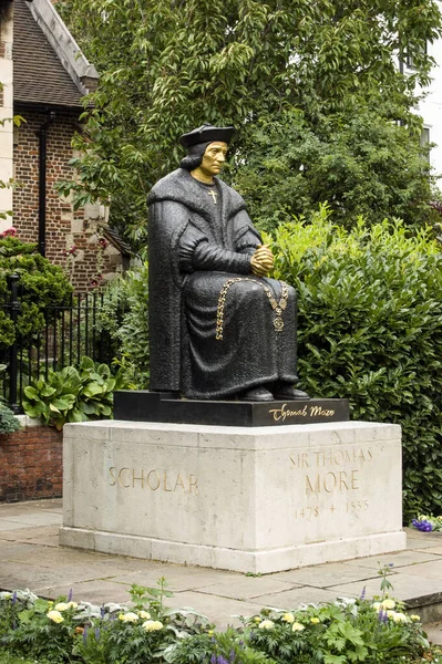 Tudor politikacısı Sir Thomas More 'un (1478 - 1535) Katolikler tarafından aziz olarak kabul edilen heykeli. Chelsea Embankment, Londra. L Cubit Bevis tarafından yapıldı, dikildi 1969.