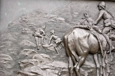 1899 - 1902 Boer Savaşı 'nda ölen Jandarmalar olarak bilinen Süvari Birliği' nin anısına. Chelsea Embankment, heykeltıraş Adrian Jones, 1905 'te dikildi.