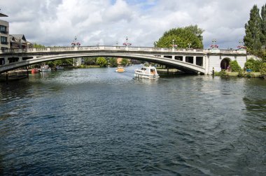 Thames Nehri 'ni kapsayan Köprü Okunuyor, Berkshire.