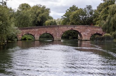 Oxfordshire, Sonning 'deki Thames Nehri üzerindeki köprü.