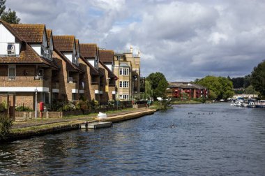 Okuma, İngiltere - 8 Temmuz 2011: Reading, Berkshire 'da Thames Nehri' ne bakan evler.