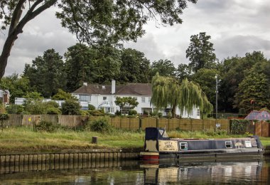 Sonning, İngiltere - 7 Ağustos 2011: Ünlü kaşık bükücü, medyum ve televizyon kişisi Uri Geller, Sonning, Berkshire yakınlarındaki Thames nehrinin kıyısındaki bu evde yaşıyor..