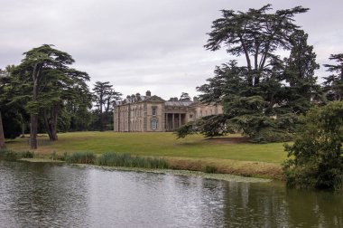 Warwickshire, Stratford Upon yakınlarındaki Compton Verney 'in görkemli evi. Yetenek Brown 'ın tasarladığı bahçelerle bina artık bir sanat galerisi haline geldi..