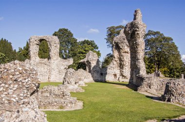 Suffolk kasabası Bury St Edmunds 'daki Ortaçağ Manastırı kalıntıları..