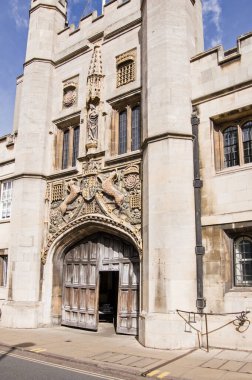 Cambridge Üniversitesi 'nin bir parçası olan İsa' nın Koleji 'ne etkileyici giriş. 15. yüzyıla dayanan kolej, Kral VIII. Henry 'nin annesi Leydi Margaret Beaufort tarafından kuruldu..