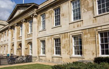 Emmanuel Koleji 'nin Gürcistan Batı Cephesi, Cambridge. Cambridge Üniversitesi 'nin bir parçası, 16. yüzyıla dayanıyor. Kolejin bu bölümü 18. yüzyılın ortalarında inşa edildi..