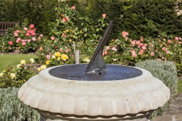Pedra Relógio Sol Com Gnomon Bronze Jardim Rosas Formal Abbey — Fotografia de Stock