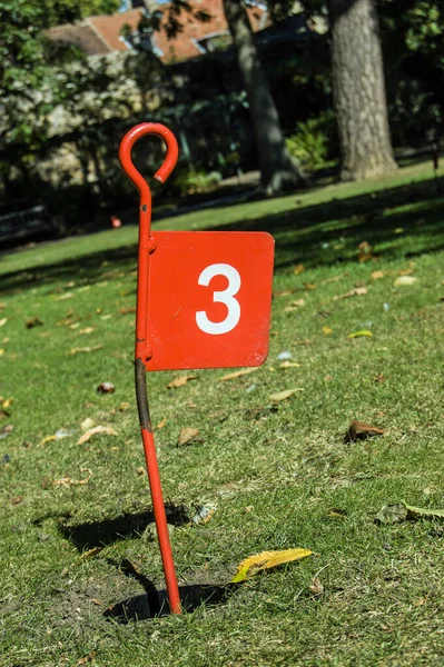 修道院庭園 ベリー セント エドモンズ サフォークのミニゴルフコースのゴルフホール番号3の赤い金属製の旗 — ストック写真