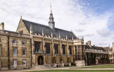 Cambridge Üniversitesi 'nin bir parçası olan Trinity Koleji Büyük Mahkemesi' nin bir tarafındaki salon. 16. yüzyılın sonunda inşa edilen bu Jacobean binası akşam yemeği için kullanılıyor..