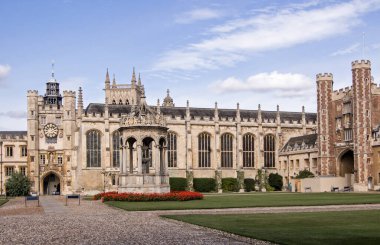 Cambridge Üniversitesi, Trinity Koleji 'ndeki etkileyici büyük mahkeme manzarası. Çeşme, Büyük Kapı ve saat kulesi de dahil. 