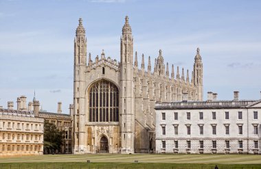 Cambridge Üniversitesi 'nin bir parçası olan King' s College Kilisesi ve Arka Bahçe.