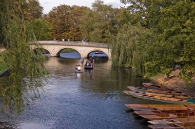 Cambridge, İngiltere - 19 Eylül 2011: Üniversite öğrencileri 19 Eylül 2011 'de Cambridge' de Cam Nehri boyunca tekmeleniyor. Küçük ahşap tekneleri kiralama yarışması iyice kızıştı..