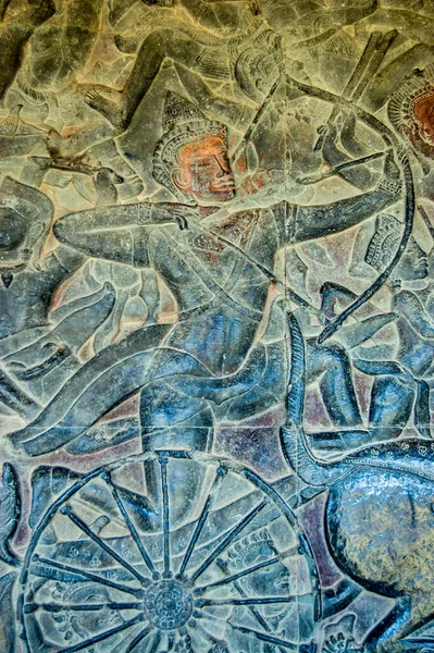 カンボジアのシェムリアップにあるアンコールワット寺院の壁にあるバスレリーフ彫刻 馬端畑にあるクルクシェトラの戦いでの戦車戦に弓兵が登場する — ストック写真