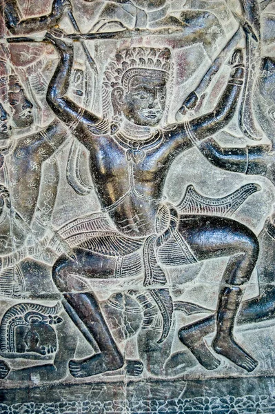 クルクシェトラの戦いで槍を持っていたカウラ人兵士の古代クメール人のバス救済 カンボジアのシェムリアップにあるアンコールワット寺院の壁 — ストック写真