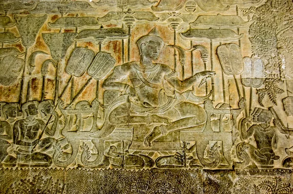 Flachrelief Skulptur Von König Suryavarman Umgeben Von Untertanen Mit Sonnenschirmen — Stockfoto