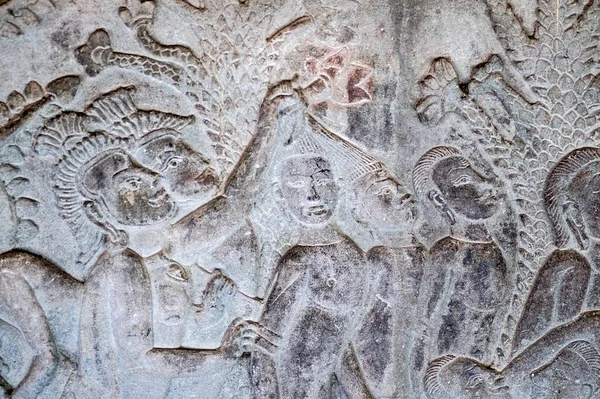 ヒンズー教の32の地獄の一つで悪魔によって引っ張られている罪人の髪を示す浅浮彫り 南ギャラリー アンコールワット寺院 シェムリアップ カンボジア — ストック写真