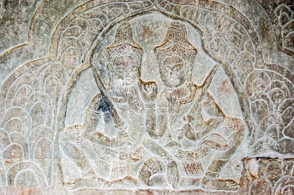 カンボジアのシェムリアップにある歴史的なアンコールワット寺院の壁に ヒンズー教の神々クリシュナとシヴァのレリーフ彫刻 — ストック写真
