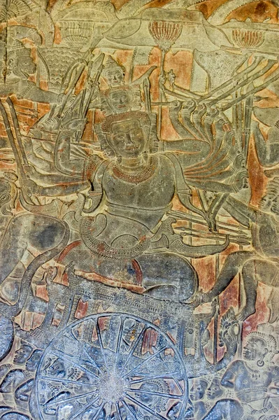 古代クメール人の死の山のヒンドゥ教の神の彫刻 水牛で引っ張っ戦車に乗る カンボジアのアンコールワット寺院 — ストック写真