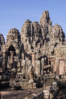 Bayon Tapınağı, Angkor Thom, Siem Reap, Kamboçya. Antik Khmer Tapınağı 'nın dikey görüntüsü kulelerine oyulmuş huzurlu yüzleriyle ünlüdür..