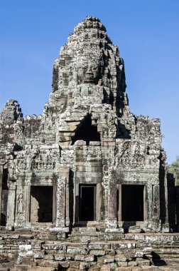 Angkor Thom, Kamboçya 'daki muhteşem Bayon Tapınağı' nın bir parçası. Detaylara göre kulelerden birinin üzerinde oyma bir yüz var..