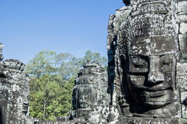 Bayon Tapınağı 'nın tepesine bakın. Bu antik Khmer anıtının kulelerine oyulmuş yüzlerin Kamboçya' sı. Angkor Thom, Siem Reap, Kamboçya.