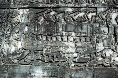 Kamboçya 'daki Tonle Sap gölünde bir donanma savaşına katılan Cham savaşçılarını gösteren Antik Khmer bas kabartması. Bayon Tapınağı, Angkor Thom, Siem Reap, Kamboçya.