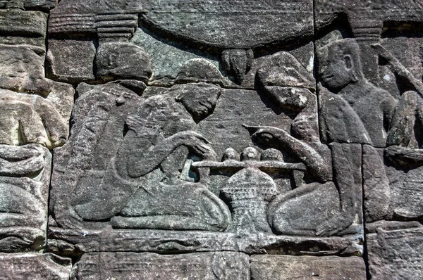 古代クメールのバス救済フリーズチェスをしている2人の男性を示しています カンボジアのシェムリアップにあるバイヨン寺院の壁 — ストック写真