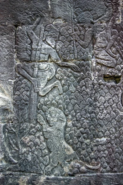 Αρχαία Χμερ Ανάγλυφο Σκάλισμα Δύο Ανδρών Που Κρύβονταν Στα Δέντρα — Φωτογραφία Αρχείου