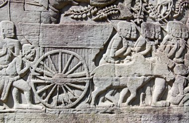 İnek tarafından çekilen eski bir Khmer el arabası. Bayon Tapınağı Duvarı, Angkor Thom, Siem Reap, Kamboçya.