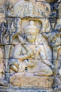 Deva oyması, ya da kılıç tutan Hindu tanrısı. Cüzzam Kralının Terası, Angkor Thom, Kamboçya.
