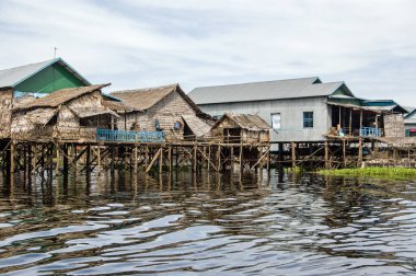 Kamboçya, Siem Reap yakınlarındaki Tonle Sap Gölü Kampong Phluk köy evleri.