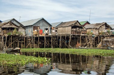 Kamboçya 'nın Siem Reap ilindeki Tonle Sap Gölü' nün yüzen köyü Kampong Phluk 'taki evlerde..