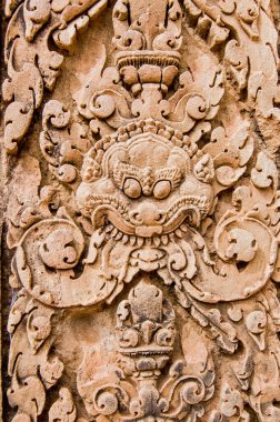 Banteay Srei Tapınağı, Angkor, Kamboçya 'nın kapı direğine bir gardiyanın karmaşık oyması. 967 'de inşa edilmiş, şimdi bir Dünya Mirası Alanı..